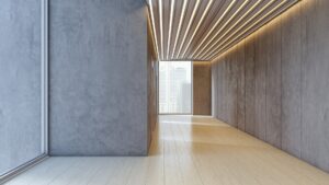 Moderner Flur mit Holzwandverkleidung, Betonwand und indirekter LED-Deckenbeleuchtung in luxuriösem Neubau