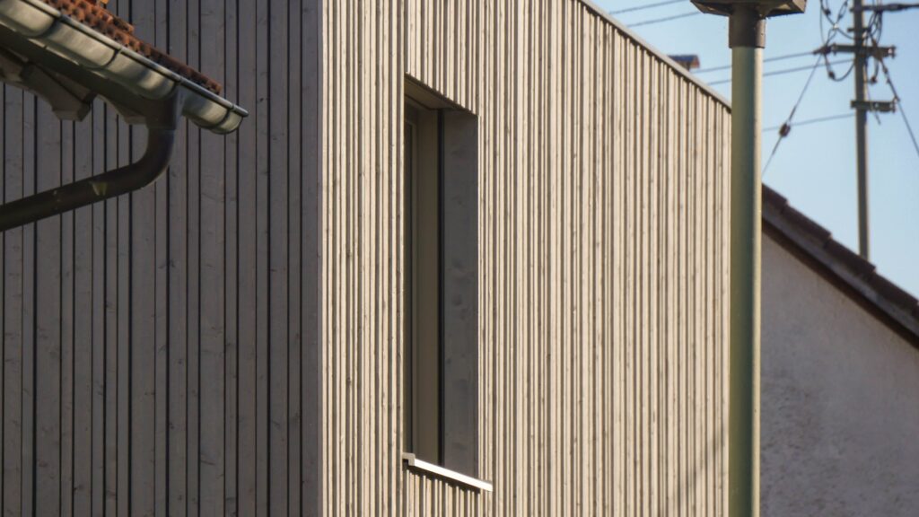 Nachhaltig Bauen wurde bei diesem Projekt besonders wichtig genommen: Einfache Kubatur mit wenig Fensterelementen - diese aber sorgfältig platziert.